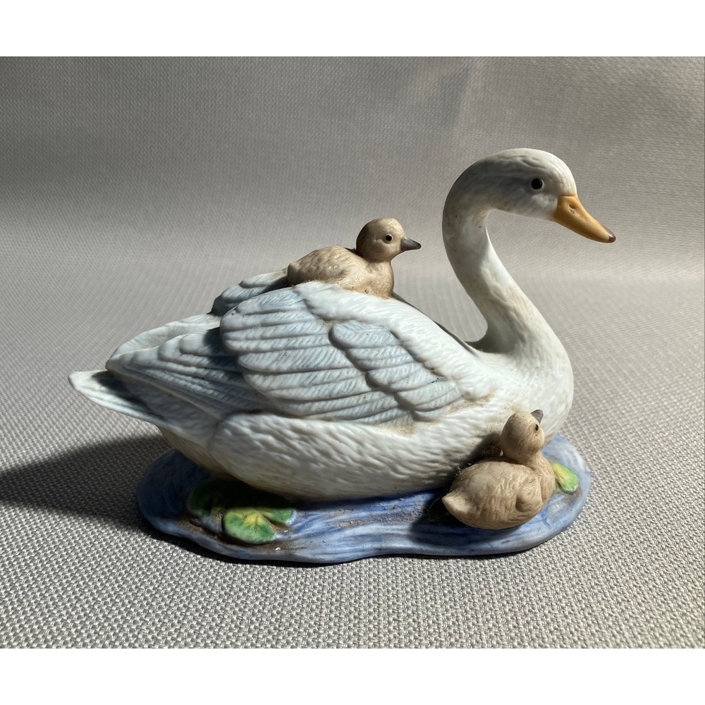 Vintage HOMECO‎ Mother Swan and Babies Figurine Hand Painted Porcelain